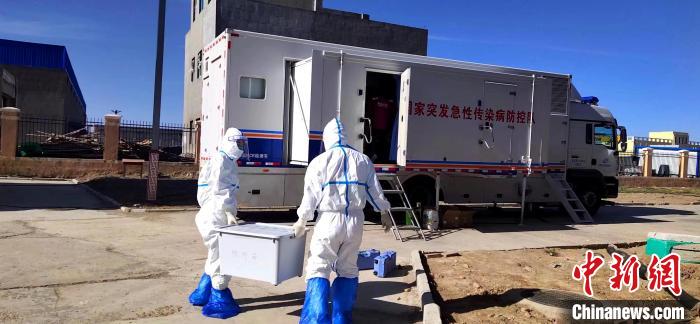 圖為移動方艙應(yīng)急檢測隊在青海省澤庫縣工作。　青海省疾控中心 供圖