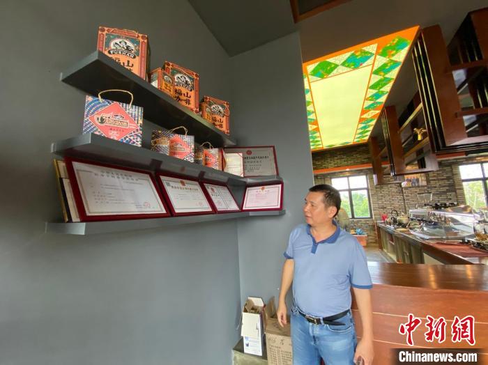 徐世炳介紹福山咖啡焙炒技藝入選海南省第五批省級(jí)非物質(zhì)文化遺產(chǎn)代表性項(xiàng)目名錄?！》钊?攝