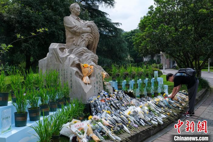 5月22日，西南大學(xué)師生自發(fā)在校內(nèi)袁隆平雕像前獻花，表達(dá)思念?！『闻罾?攝
