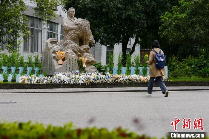 5月22日，西南大學(xué)師生自發(fā)在校內(nèi)袁隆平雕像前獻花，表達(dá)思念?！『闻罾?攝