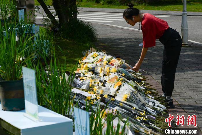 5月22日，西南大學(xué)師生自發(fā)在校內(nèi)袁隆平雕像前獻花，表達(dá)思念。　何蓬磊 攝