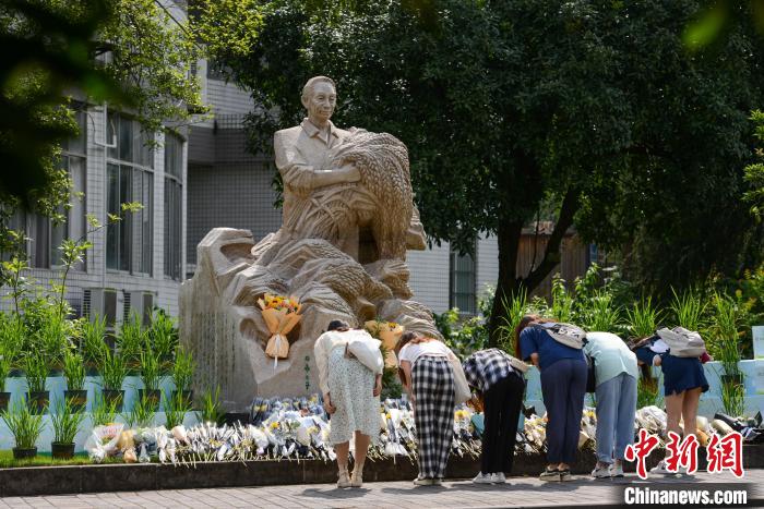 5月22日，西南大學(xué)師生自發(fā)在校內(nèi)袁隆平雕像前獻花、鞠躬，表達(dá)思念?！『闻罾?攝