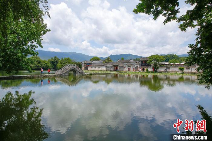 在安徽省黃山市黟縣宏村南湖拍攝的夏日美景?！∈﹣喞?攝