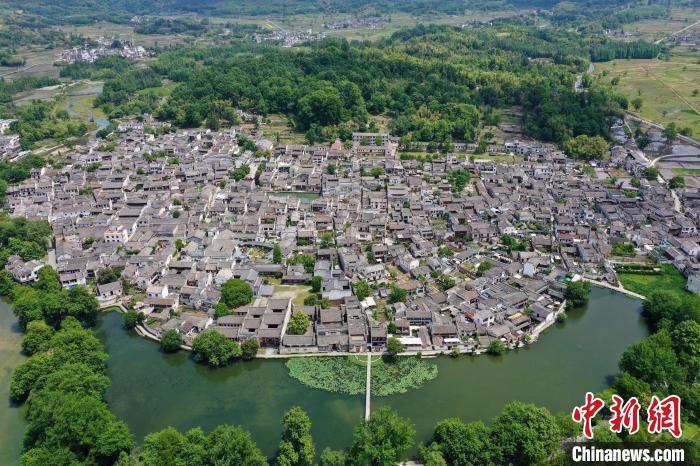 2022年5月24日，在安徽省黃山市黟縣宏村南湖拍攝的夏日美景。(無人機(jī)照片) 施亞磊 攝