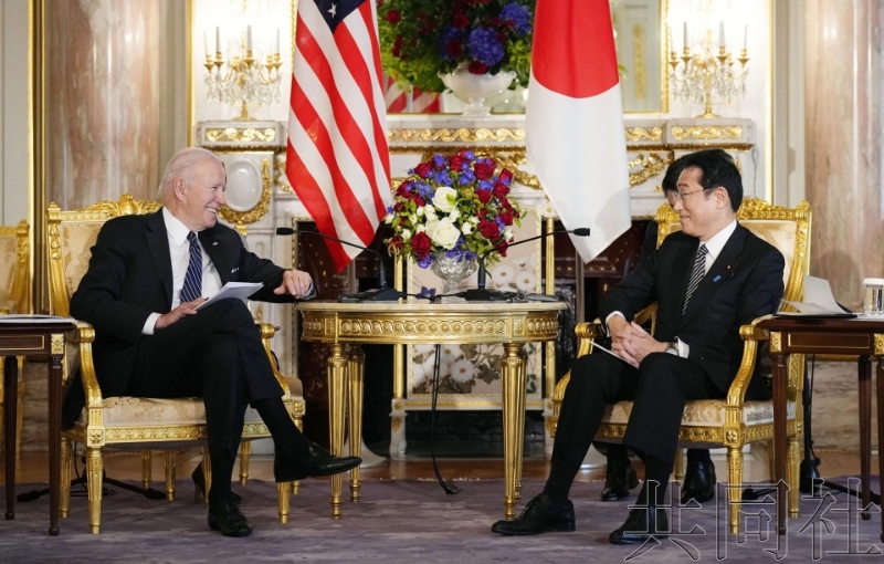 5月23日上午，日本首相岸田文雄（右）與美國總統(tǒng)拜登在東京元赤坂的迎賓館舉行會談。（共同社）