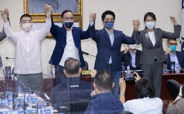 國(guó)民黨25日舉行中常會(huì)，通過(guò)提名民代蔣萬(wàn)安（前右2）參選臺(tái)北市長(zhǎng)、民代許淑華（前右1）參選南投縣長(zhǎng)、前民代謝國(guó)梁（前左1）參選基隆市長(zhǎng)后，和黨主席朱立倫（前左2）攜手高喊當(dāng)選。（圖源：臺(tái)灣“中央社”）