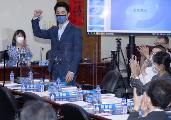 備戰(zhàn)年底縣市長(zhǎng)選舉，國(guó)民黨25日下午舉行中常會(huì)，會(huì)中通過提名現(xiàn)任民代蔣萬安（左2）參選臺(tái)北市長(zhǎng)，眾人熱烈鼓掌。（圖源：臺(tái)灣“中央社”）