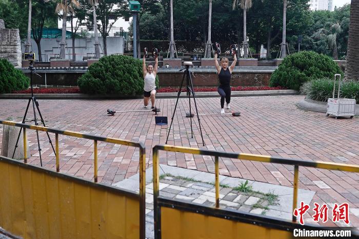 市民在防范區(qū)街頭空曠的場地上進行鍛煉?！∫罅⑶?攝