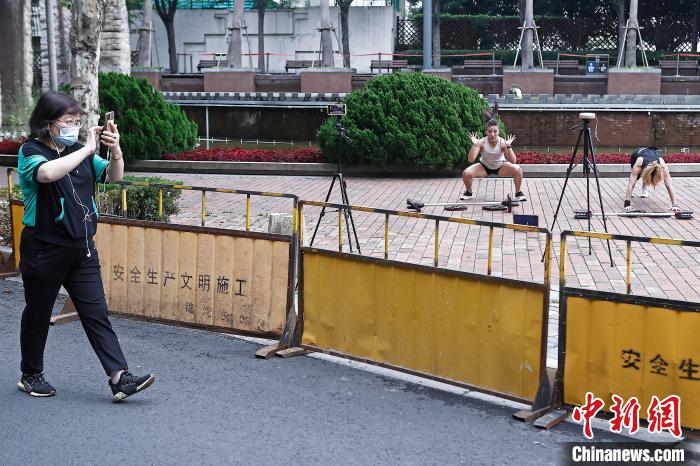 市民在防范區(qū)街頭空曠的場地上進行鍛煉?！∫罅⑶?攝