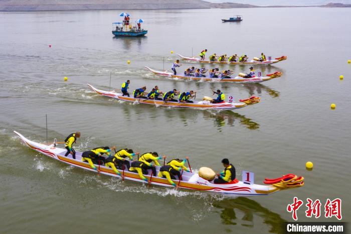 龍舟沖向終點(diǎn)?！÷櫵?攝