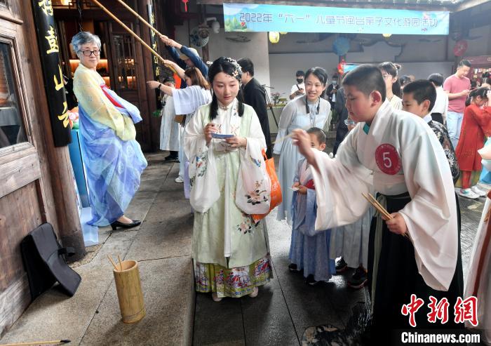 圖為兩岸親自家庭體驗(yàn)釣投壺游戲。　呂明 攝