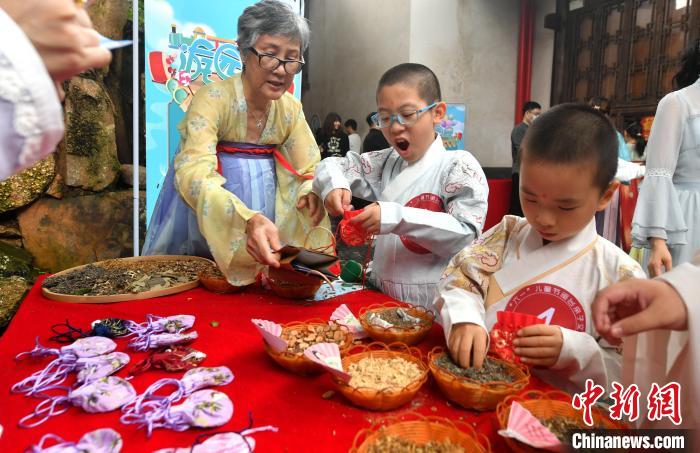 圖為兩岸親自家庭體驗(yàn)包香囊。　呂明 攝