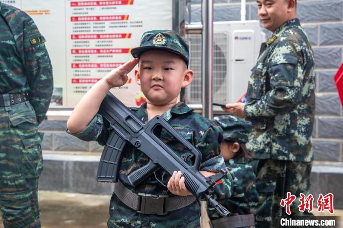 軍娃正在參觀武器裝備。　寧嘉勇 攝