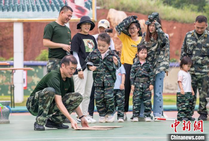 軍爸與軍娃正在進(jìn)行互動游戲。　寧嘉勇 攝