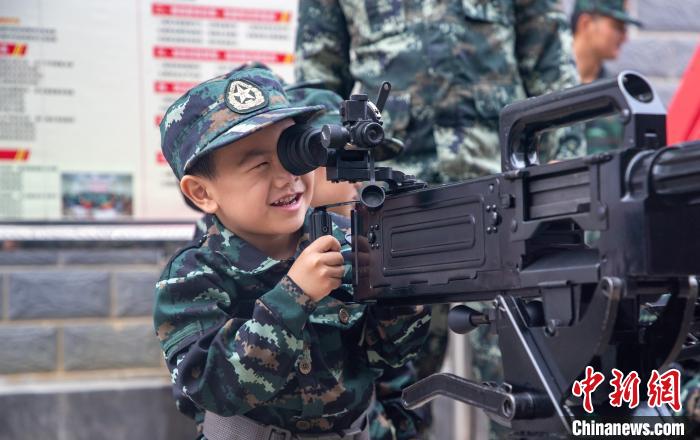 軍娃正在參觀武器裝備。