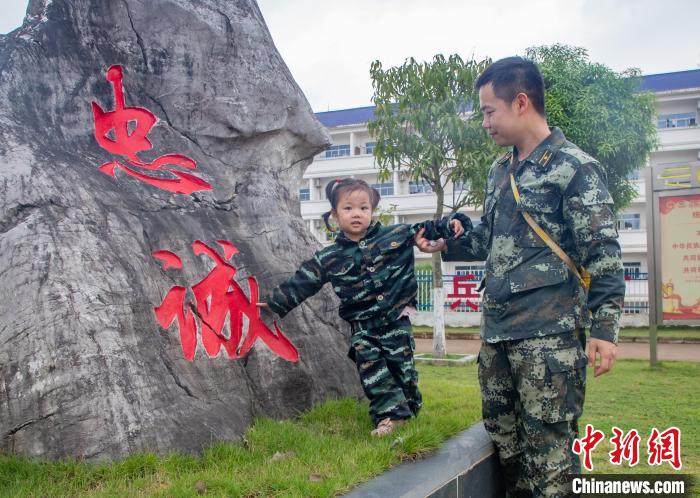 軍爸與軍娃合影?！幖斡?攝