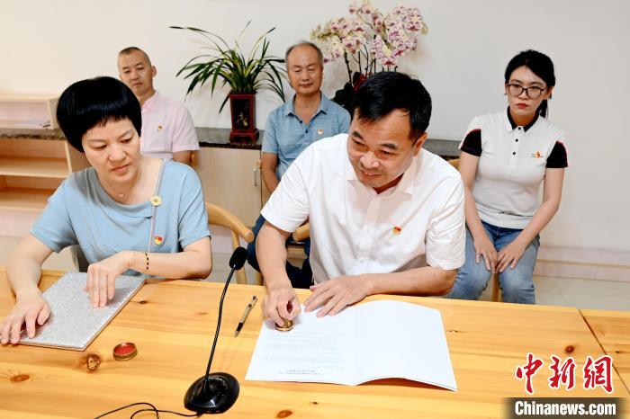 姐妹學(xué)校簽約儀式現(xiàn)場(chǎng)。　張金川 攝