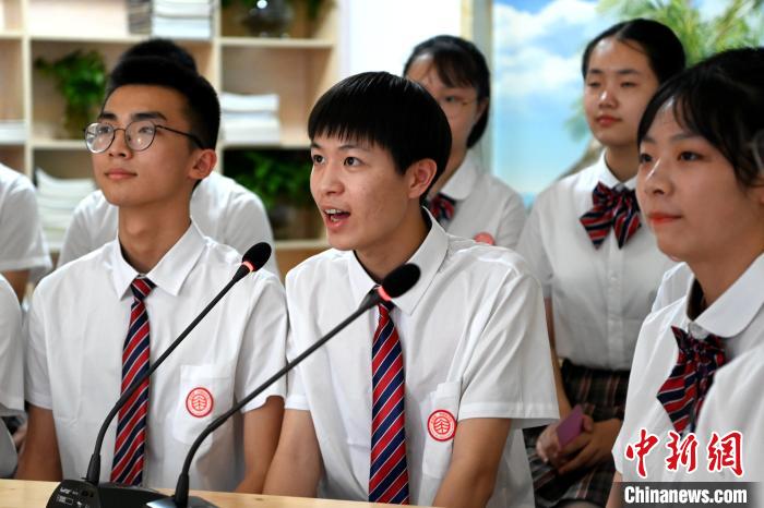 漳州市第一外國語學(xué)校的學(xué)生介紹閩南特色文化和校園生活?！埥鸫?攝