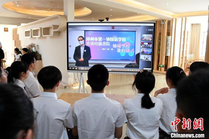 香港培僑書院校長(zhǎng)吳育智視頻講話。　張金川 攝