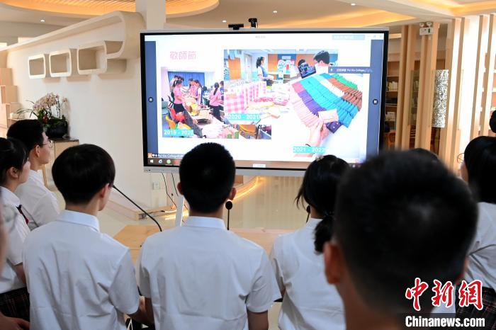 漳州市第一外國語學(xué)校的學(xué)生通過視頻了解香港培僑書院校園生活。　張金川 攝