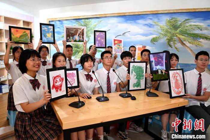 漳州市第一外國語學(xué)校的學(xué)生介紹閩南特色文化和校園生活。　張金川 攝