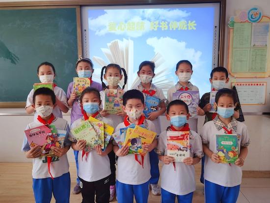 青島市城陽區(qū)正陽路小學(xué)開展“愛心起航 好書伴成長”獻(xiàn)愛心活動(dòng)