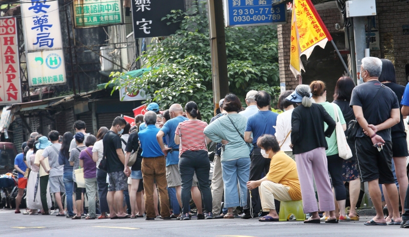 許多民眾去藥局排隊購買快篩試劑。(資料照 范揚光攝) 圖片來源“中時新聞網(wǎng)”.jpg