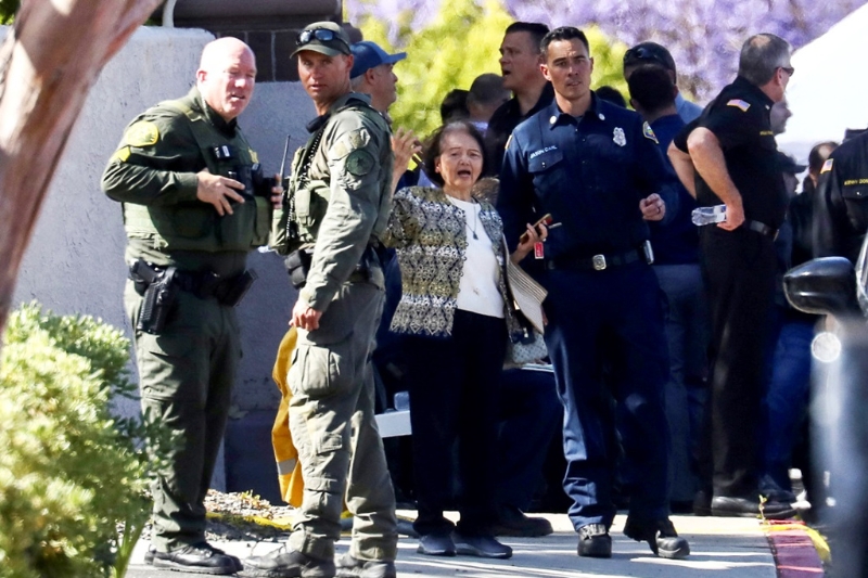 美國南加州日內(nèi)瓦長老會教堂15日發(fā)生槍擊，附近居民在現(xiàn)場圍觀。(圖 路透社)圖片來源：臺灣“中時新聞網(wǎng)”.jpg