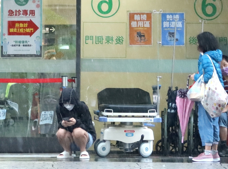 　陳時中表示，連續(xù)幾天確診數(shù)都在八、九萬之間超過一個禮拜，看起來比較平穩(wěn)了。圖為臺灣民眾在醫(yī)院的防疫急門診等候看診。(圖 記者粘耿豪攝影) 圖片來源：臺灣“中時新聞網(wǎng)”.jpg