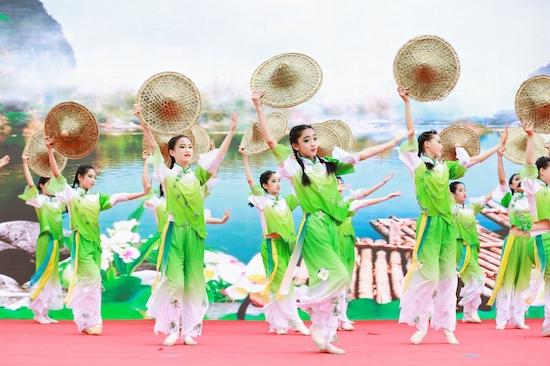 西安市灞橋區(qū)東城第二小學“名校+”校園文化藝術(shù)節(jié)舉行