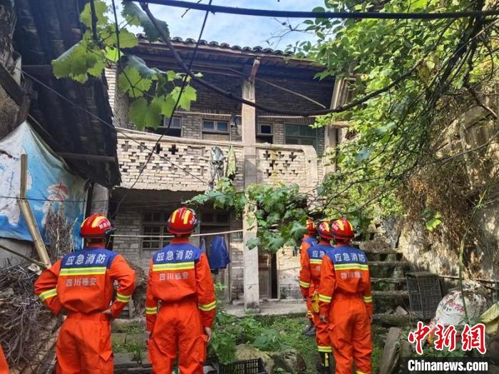 消防員巡查地震中房屋受損情況?！∷拇ㄏ拦﹫D