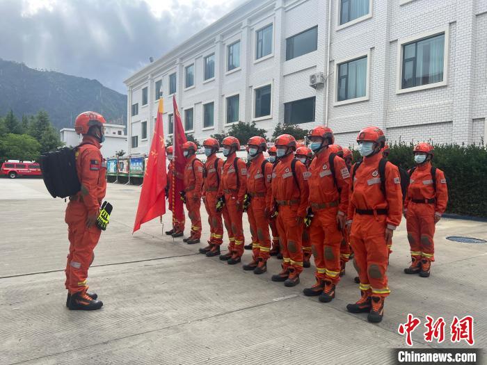 圖為林芝市森林消防支隊(duì)迅速啟動地震救援應(yīng)急響應(yīng)，展開地震救援拉動演練?！∥骼@拉翁 攝