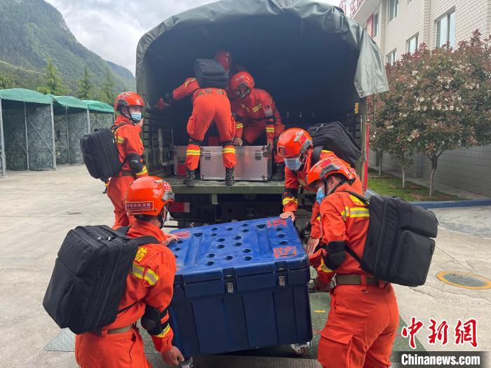 圖為林芝市森林消防支隊(duì)迅速啟動地震救援應(yīng)急響應(yīng)，展開地震救援拉動演練?！∥骼@拉翁 攝