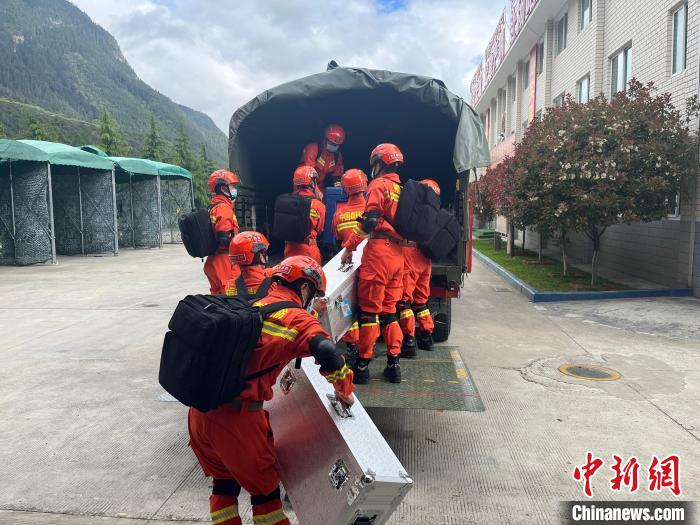 圖為林芝市森林消防支隊(duì)迅速啟動地震救援應(yīng)急響應(yīng)，展開地震救援拉動演練?！∥骼@拉翁 攝