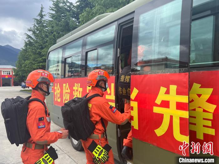 圖為林芝市森林消防支隊(duì)迅速啟動地震救援應(yīng)急響應(yīng)，展開地震救援拉動演練。　西繞拉翁 攝