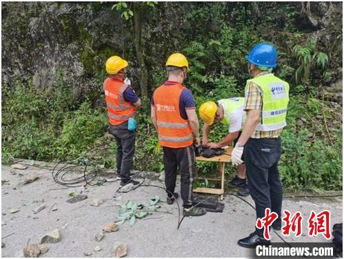 中國(guó)電信搶險(xiǎn)人員在寶興和蘆山之間小漁溪進(jìn)行光纜搶修?！≈袊?guó)電信四川公司供圖