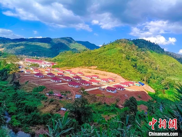 中國(guó)援老撾中老鐵路搬遷安居村項(xiàng)目順利移交
