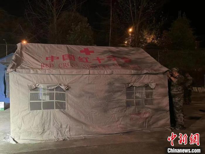 救災(zāi)帳篷正在搭建?！∷拇ㄊ〖t十字會供圖