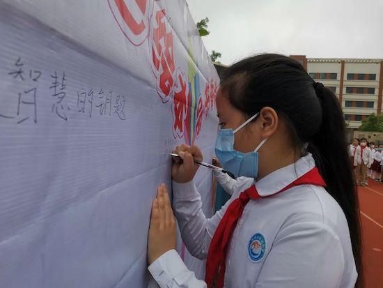 懷化市歐城小學(xué)隆重舉行閱讀節(jié)暨“智慧繪本館開館”活動(dòng)