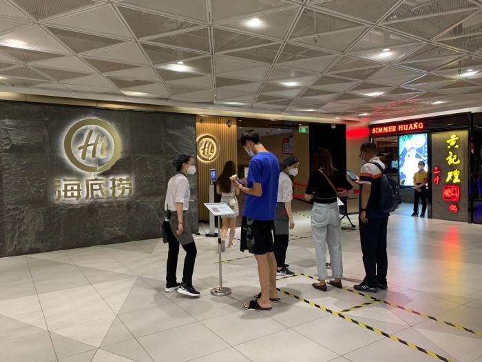 6日中午的西單海底撈門店，消費者在掃碼進入。中新財經(jīng) 宮宏宇 攝