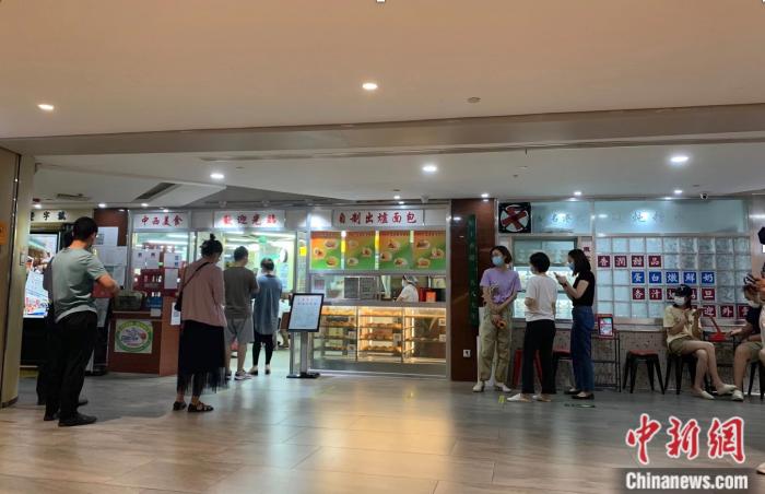 消費者6日中午在西單大悅城一餐廳門口取號排隊。中新財經(jīng) 宮宏宇 攝