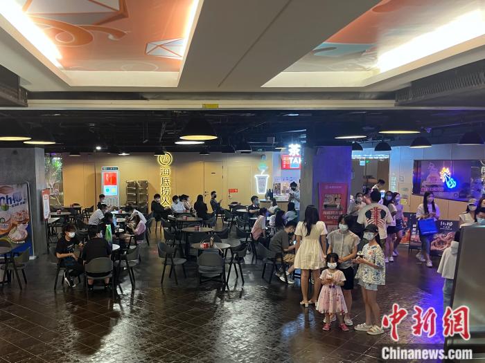 6月6日晚間，排隊等待堂食的顧客們。 左宇坤 攝