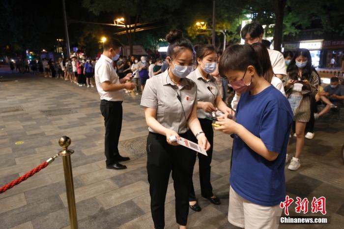 6月6日零時，食客在北京東直門內(nèi)大街一餐廳外掃碼、測溫后進入餐廳用餐。 <a target='_blank' href='/'>中新社</a>記者 富田 攝