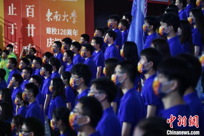 師生們參加校慶大會(huì)?！°蟛?攝