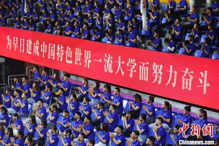 一個(gè)多世紀(jì)以來(lái)，東南大學(xué)培養(yǎng)了一大批優(yōu)秀人才，在這里工作或?qū)W習(xí)過(guò)的兩院院士達(dá)200多位?！°蟛?攝