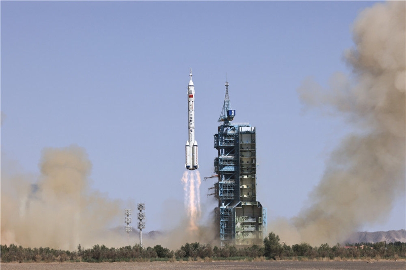 2022年6月5日10時(shí)44分，搭載神舟十四號(hào)載人飛船的長(zhǎng)征二號(hào)F遙十四運(yùn)載火箭在酒泉衛(wèi)星發(fā)射中心點(diǎn)火發(fā)射，3名航天員奔向太空。（圖源：新華社）
