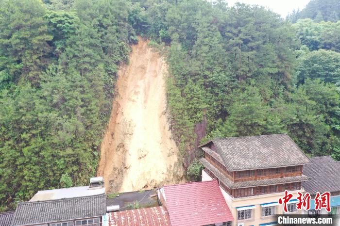 航拍古宜鎮(zhèn)雅谷路后山發(fā)生山體崩塌?！V西自然資源廳 供圖
