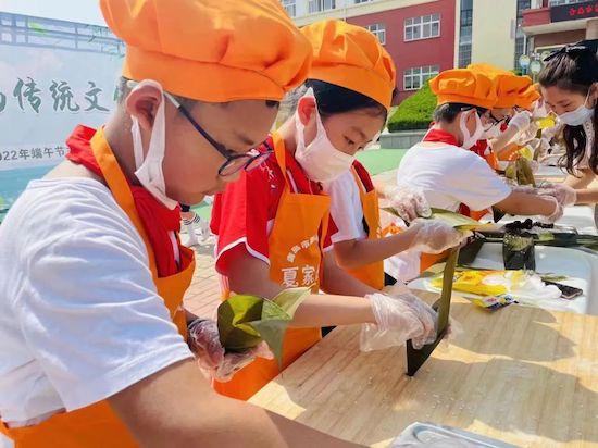 青島市城陽(yáng)區(qū)夏莊街道夏莊小學(xué)開展童心沐黨恩系列慶?；顒?dòng)
