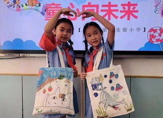 青島市城陽(yáng)區(qū)夏莊街道夏莊小學(xué)開展童心沐黨恩系列慶?；顒?dòng)