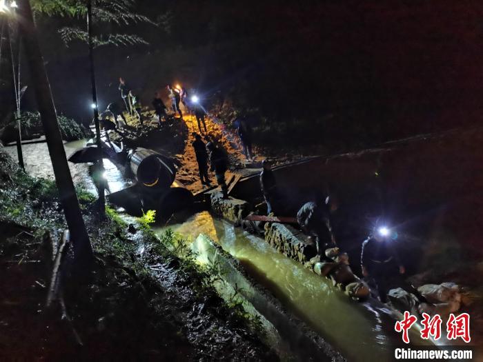 圖為應(yīng)急搶險(xiǎn)隊(duì)員連夜對(duì)排水設(shè)施進(jìn)行加固?！⊥醣?攝